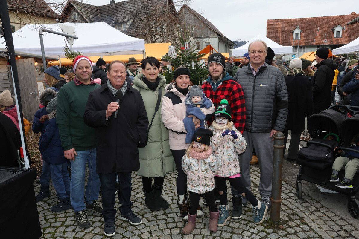 Baumspender Andreas Kalb, Moderator Roberto Kalin, Vizebürgermeisterin Sabine Kassegger, Baumersteigerer Anessa, Antonio, Ilvy, Leyla und Pierre Pilgram (Sulzberg) sowie Bürgermeister Elmar Rhomberg. ⇒AME