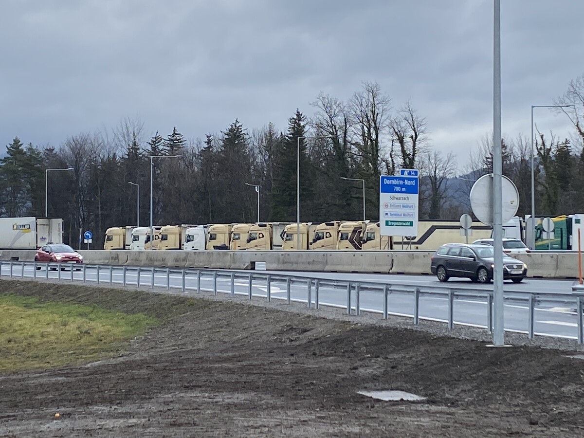 Beige sei hier rund um die Feiertage die dominante Fahrzeugfarbe, klagen Verkehrsteilnehmer über vollgestellte Rastplätze. ⇒VN/Rauch