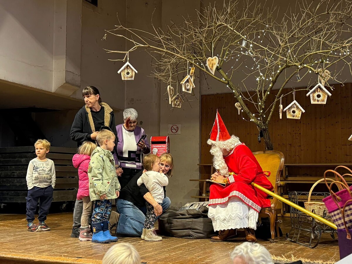 Beim Nikolausmarkt der „Freyo Froua” kam selbstverständlich auch der Nikolaus auf Besuch. ⇒Freyo Froua