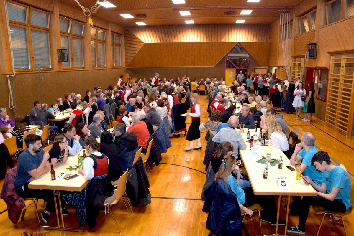 Bewirtung gab es im Saal nach dem Konzert. Mit dem Ansturm hatte niemand gerechnet.