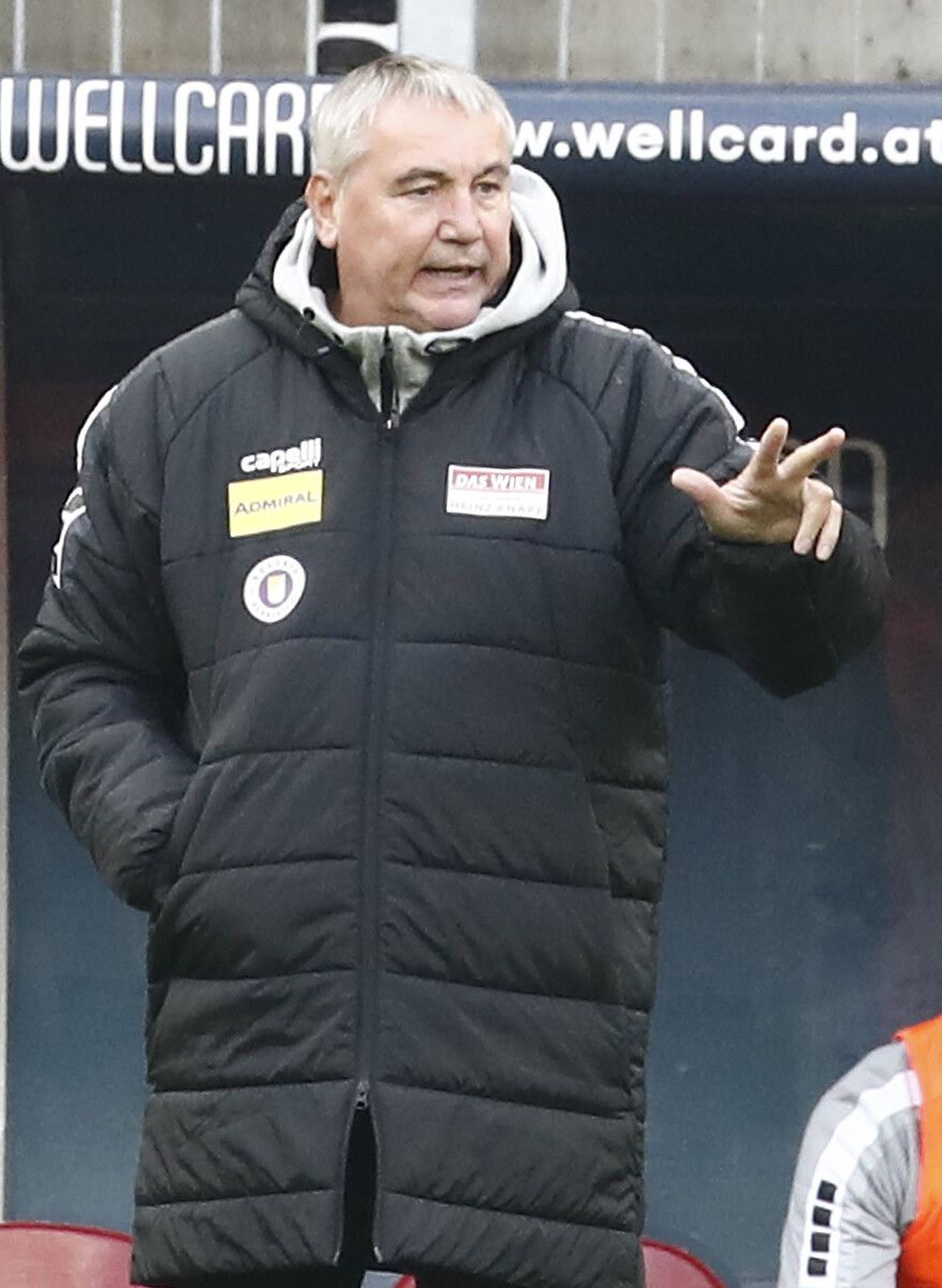 Bleibt Klagenfurt und der Bundesliga als Trainer erhalten: Peter Pacult.⇒apa