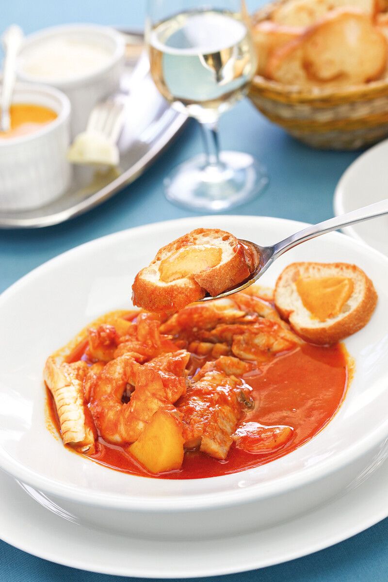 Bouillabaisse wird mit getoastetem Baguette und Rouille serviert.⇒Shutterstock