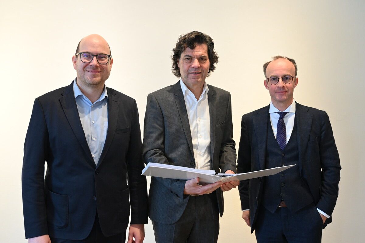 Bürgermeister Manfred Rädler präsentiert gemeinsam mit Bernhard Grabher, Leiter der Gruppe „Finanzen und Wirtschaft”, und Finanzstadtrat Benedikt König den Voranschlag für das Budget 2025. ⇒Stadt FEldkirch