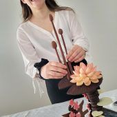 Junge Meisterin der Schokolade