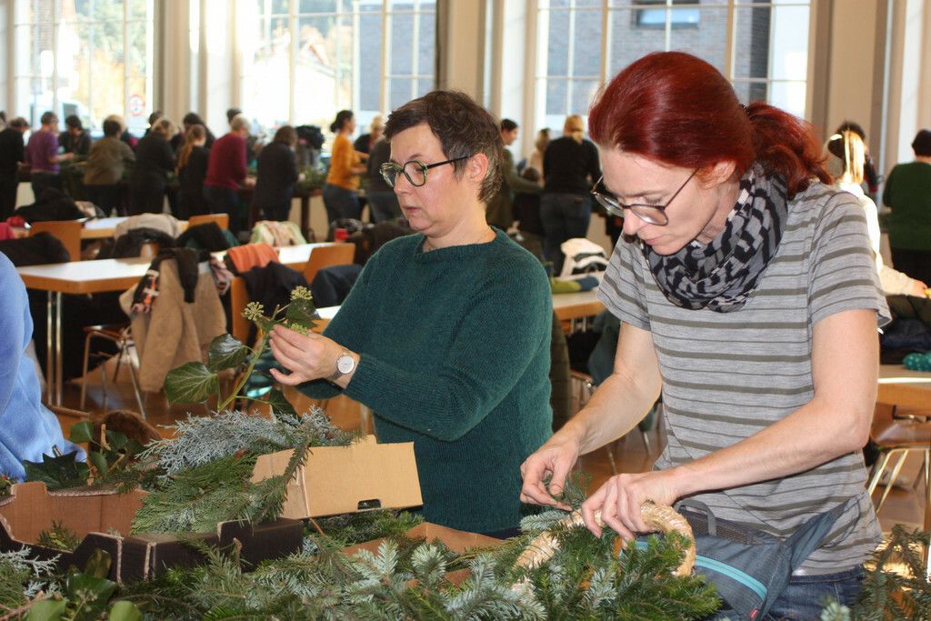 Caro und Caro nutzten das Angebot des gemeinsamen Adventkranzbindens. ⇒VN/TK