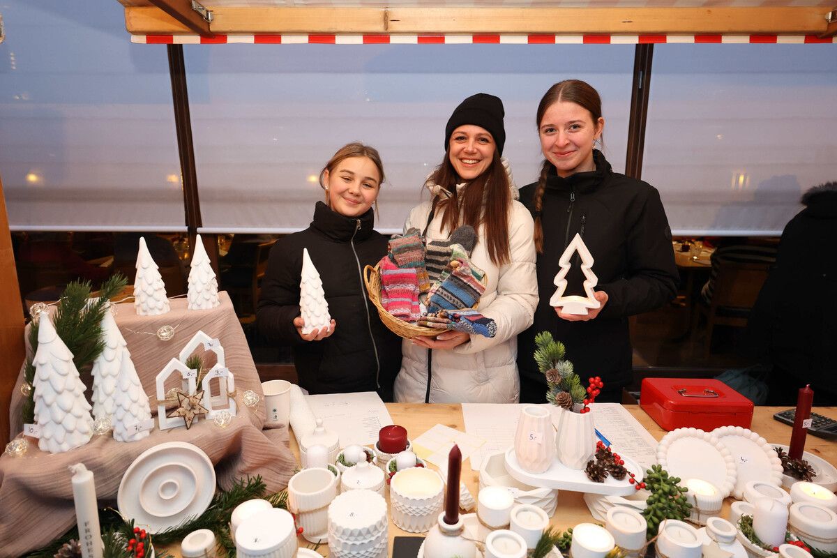 Chiara und Christine Hutter boten mit Heidi Stanek ihre Handarbeiten an.⇒AME
