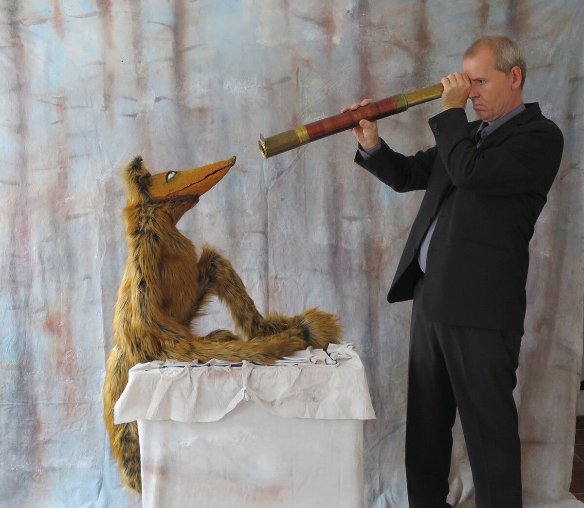 Christoph Bochdansky ist mit dem Puppenspiel „Der Weihnachtsfuchs“ heute zu Gast in Rankweil. CB