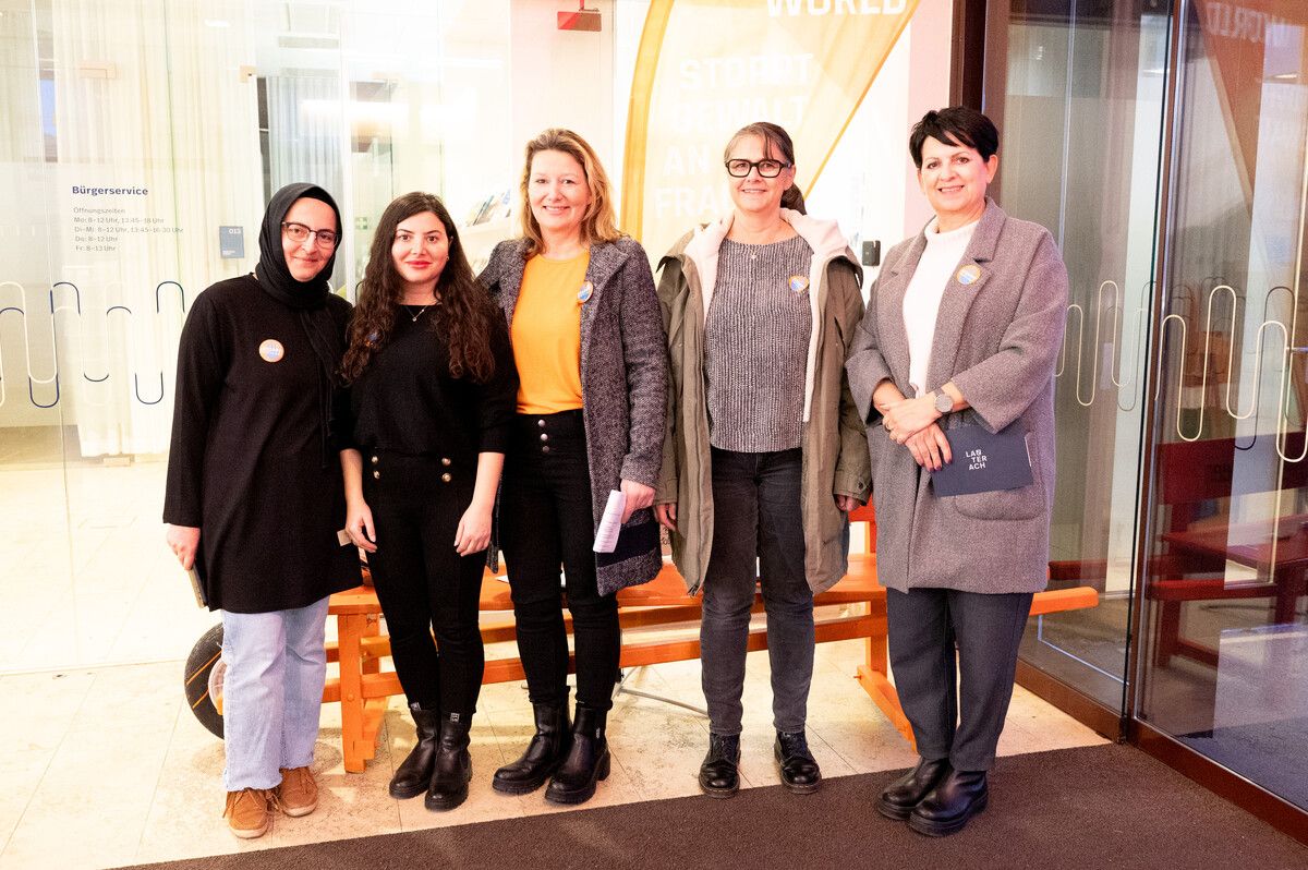 Cigdem Demir und Gülsen Yigit vom Frauencafé, Violetta Giselbrecht (Gemeinderätin, Vorsitzende des Ausschusses für Soziales, Gesundheit und Generationen), Mirjam Apsner (Sozialamt Lauterach), Vizebürgermeisterin Sabine Kassegger.⇒Gde