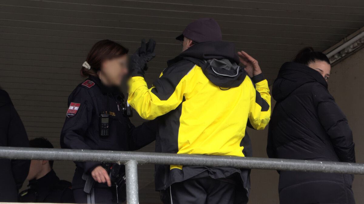 Das ausgeraubte Opfer bei der ersten Einvernahme durch Polizeibeamte.⇒M. shourot (2)