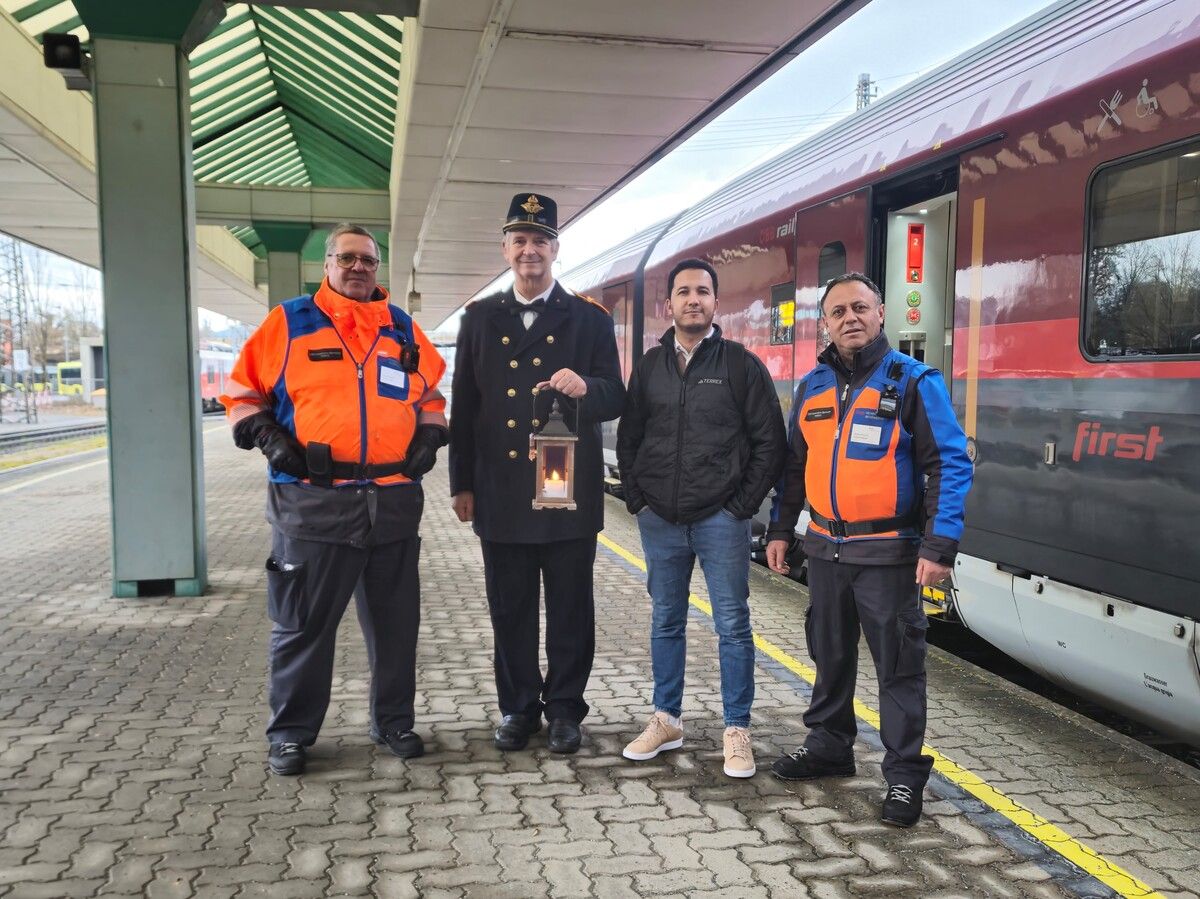 Das Friedenslicht reist seit fast 40 Jahren mit der Bahn. ÖBB-Mitarbeiter haben es auch heuer am Bahnhof Bregenz in Empfang genommen.⇒ÖBB
