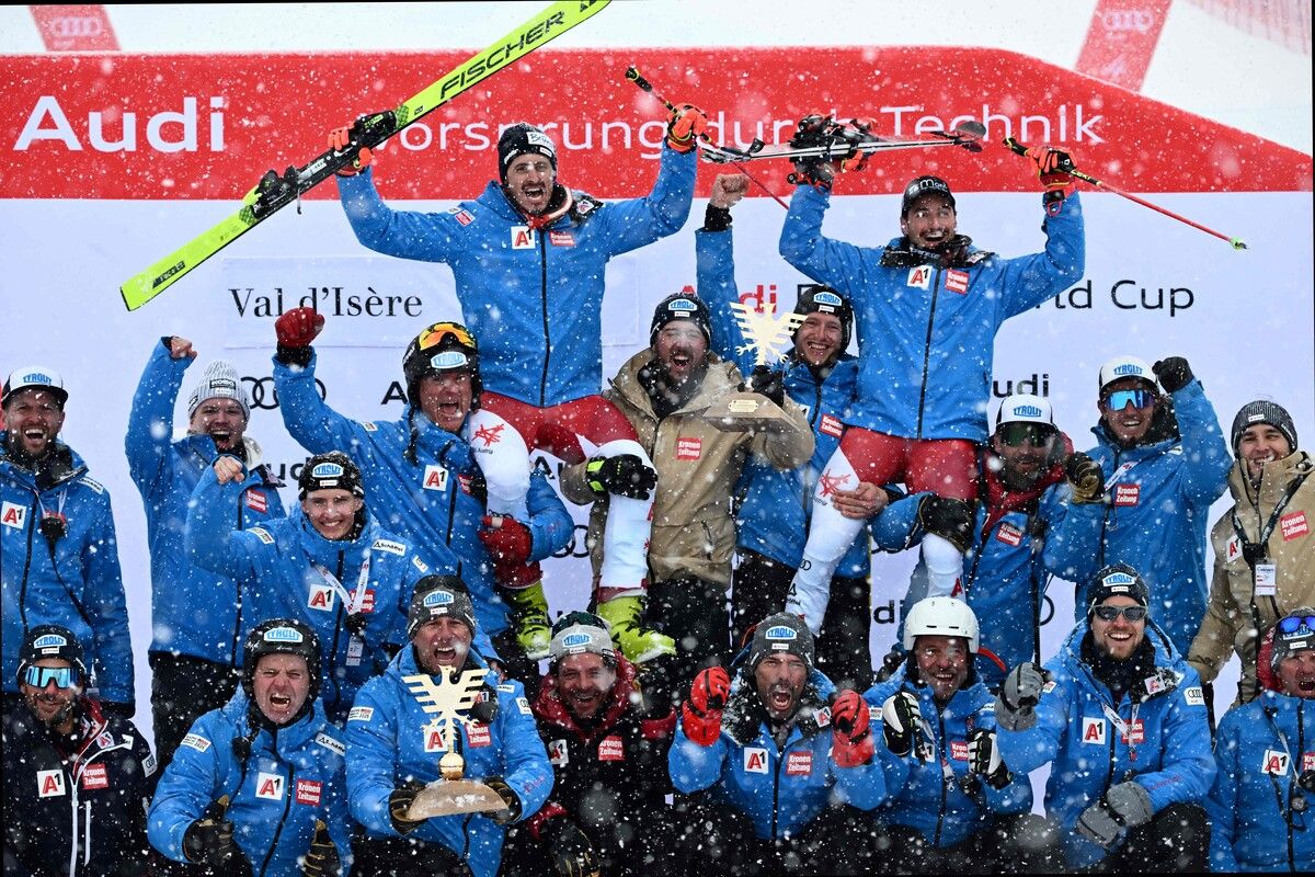 Das gesamte ÖSV-Team feierte noch im Skistadion von Val d‘Isere mit den Podestfahrern Patrick Feurstein (rechts) und Stefen Brennsteiner (links).⇒ap