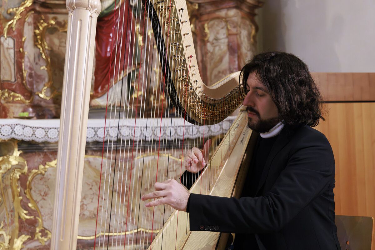 Das Konzert wurde mit Harfenmusik von Viktor Hartobanu angereichert.