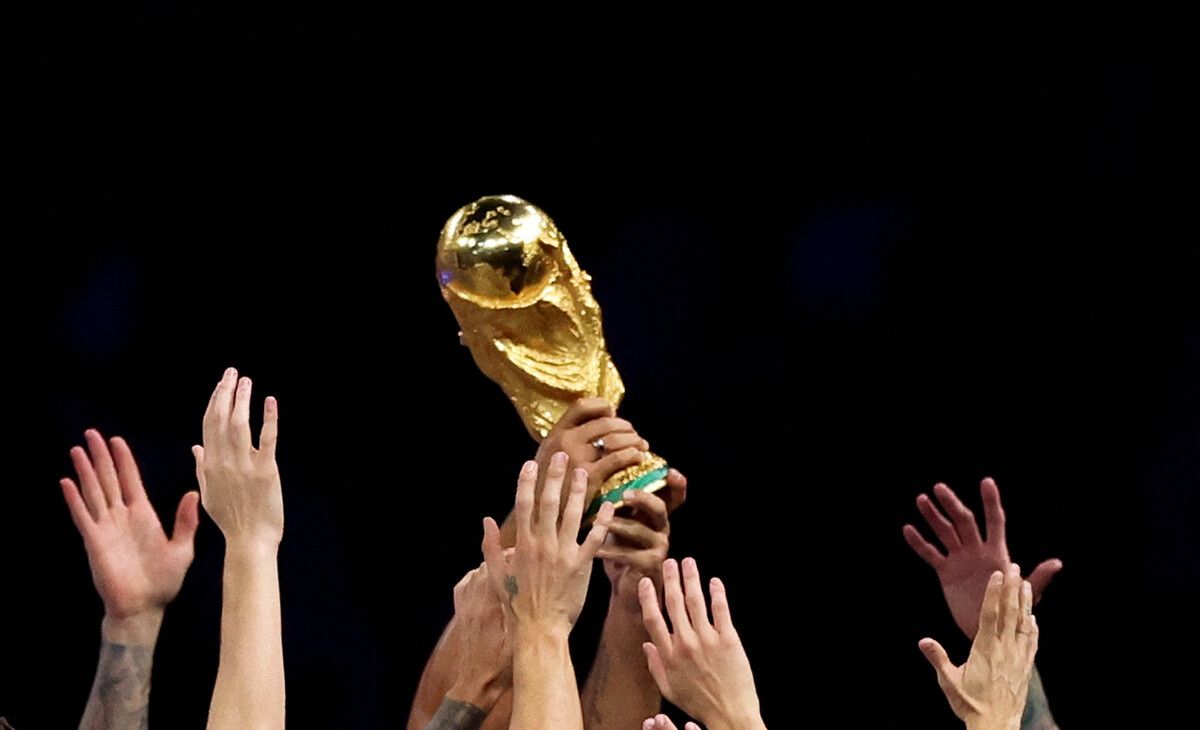 Das Objekt der Begierde, der WM-Pokal. Die FIFA entscheidet, wo gespielt wird.⇒Reuters
