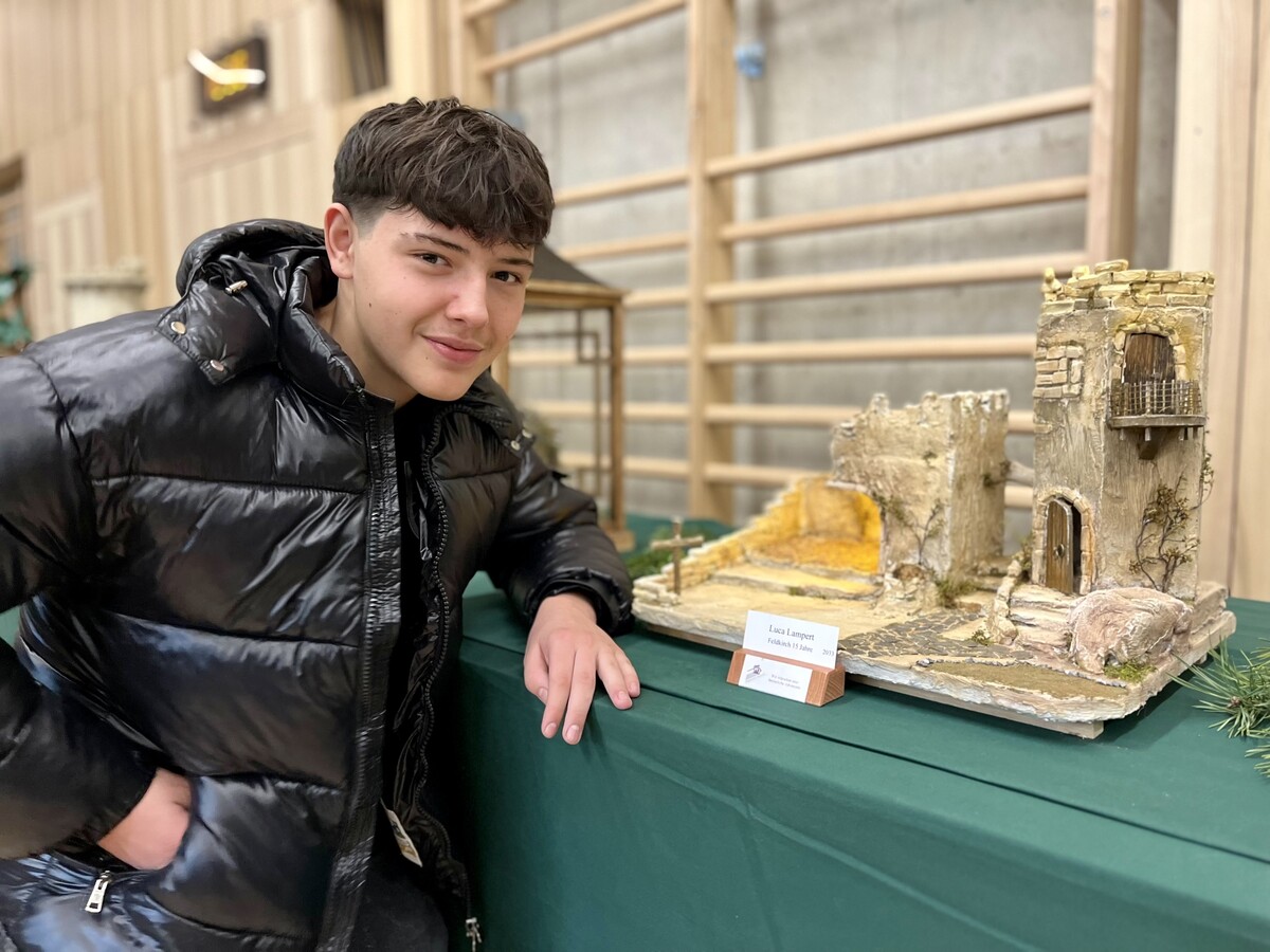 Der 15-jährige Luca verbindet durch das Krippenbauen Handwerk mit Tradition.⇒vn/lih (4)