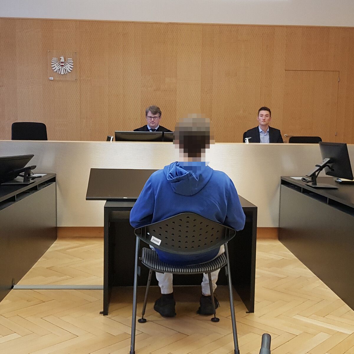 Der 20-Jährige ist den Strafverfolgungsbehörden bereits bekannt. Er musste sich bereits wegen versuchter Erpressung verantworten.⇒EC
