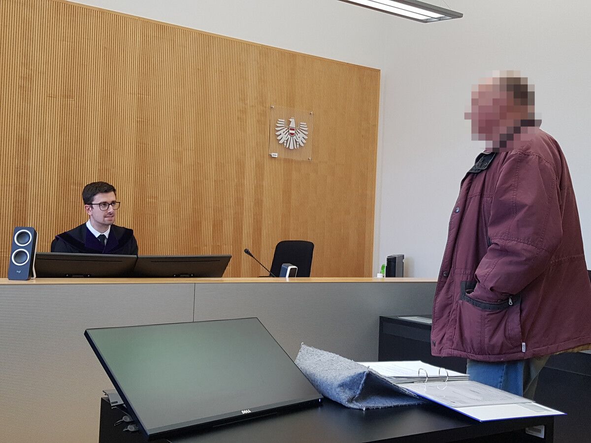 Der Angeklagte wollte vor Gericht lieber stehen. ⇒EC