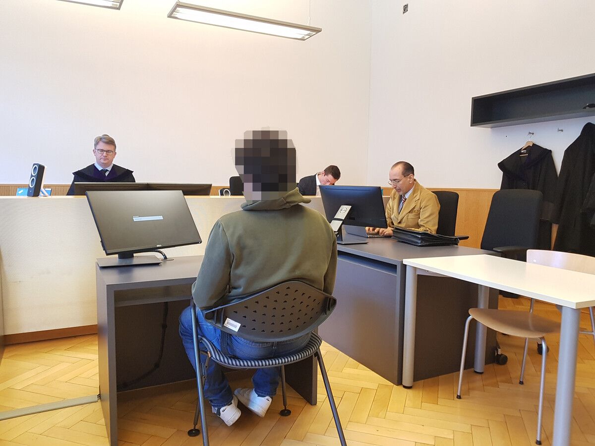 Der Angeklagte zeigt sich vor Gericht nicht geständig. ⇒eckert