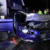 Lenker „parkt“ Auto auf dem Dach und flüchtet