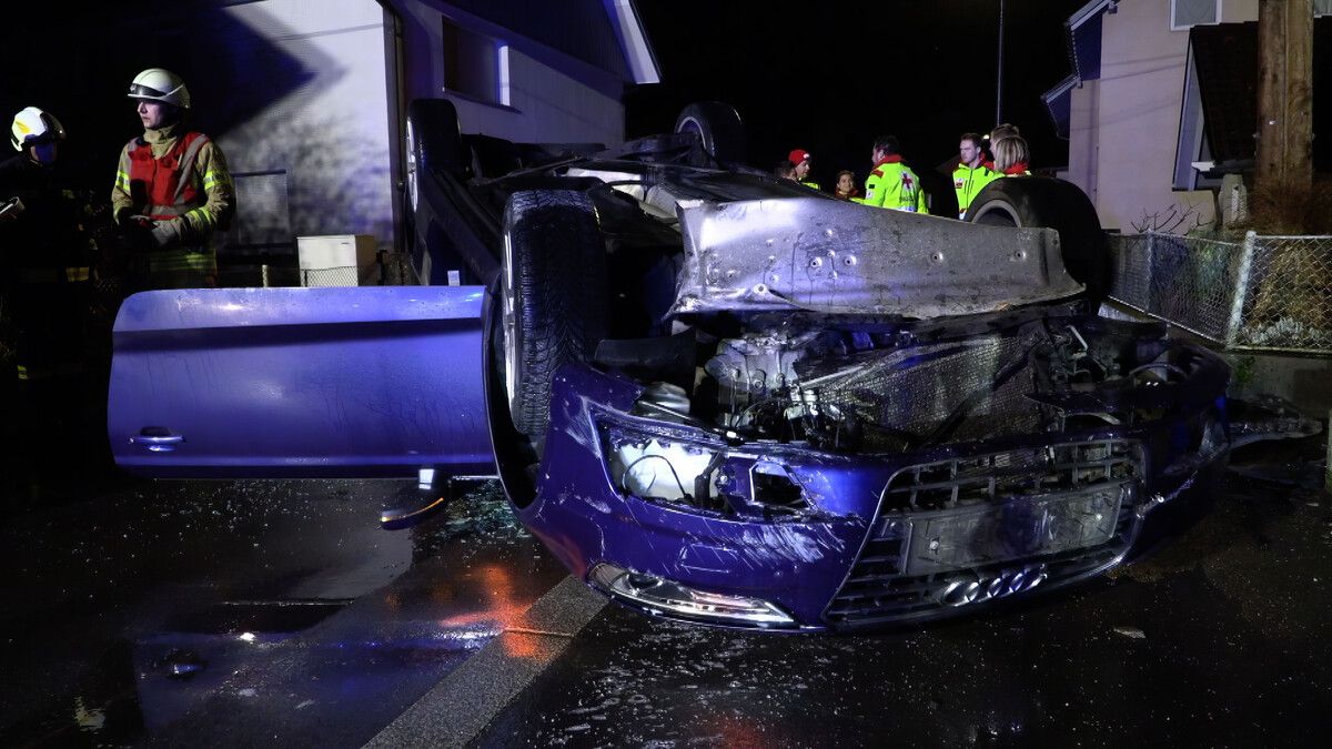 Der Fahrer machte sich nach dem Unfall aus dem Staub. Die Polizei vermutet, dass ein 53-jähriger Mann hinterm Steuer saß.⇒Shourot