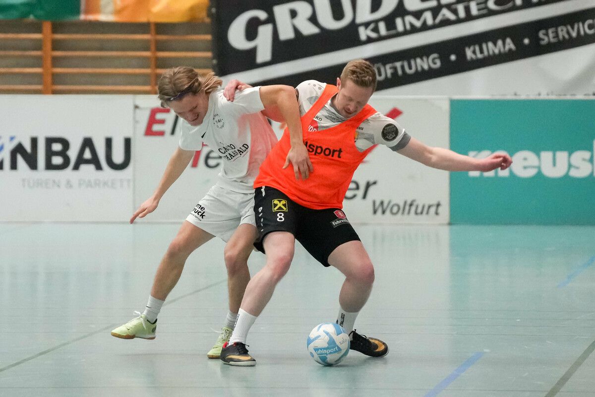 Der FC Hörbranz (in Überziehleibchen) brillierte beim Aufgalopp in Wolfurt.⇒stiplovsek