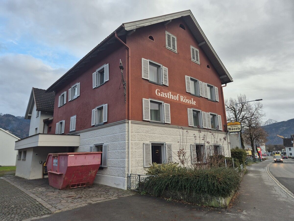 Der Gasthof Rössle liegt schräg gegenüber dem Gemeindeamt in Thüringen und ist damit zentral gelegen.⇒VN/JUN