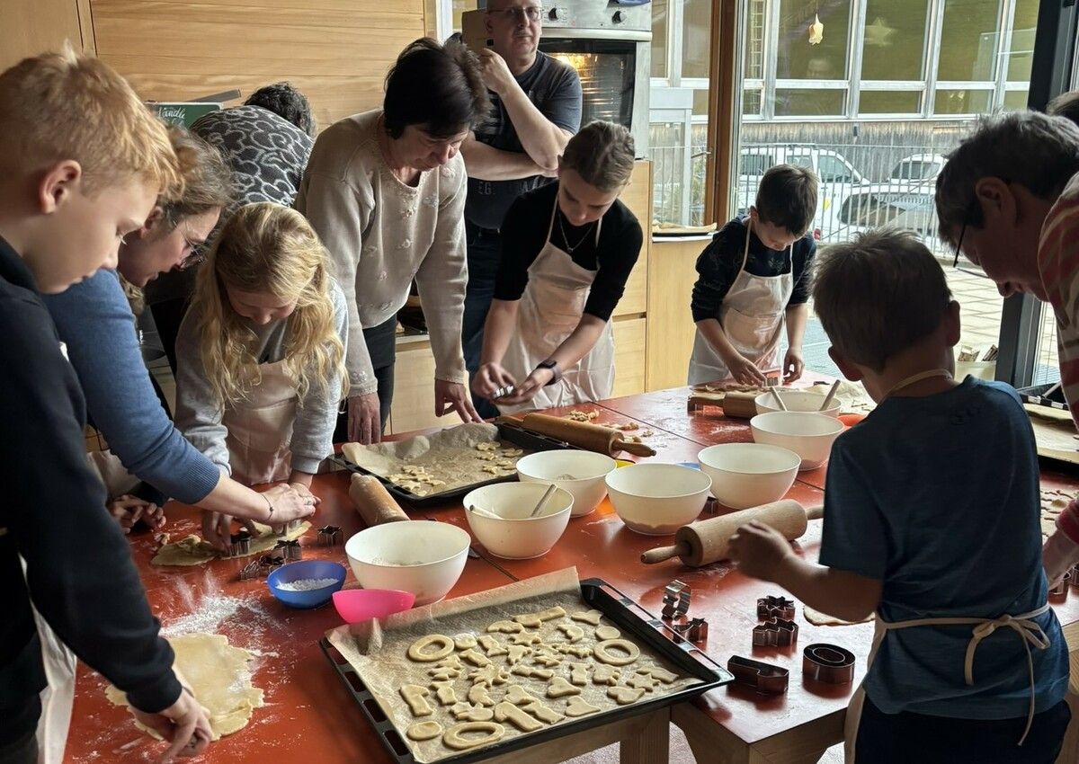 Der Krömlemart machte seinem Namen alle Ehre. Die Kinder backten ihre eigenen Weihnachtskekse.⇒Erwin Moosbrugger