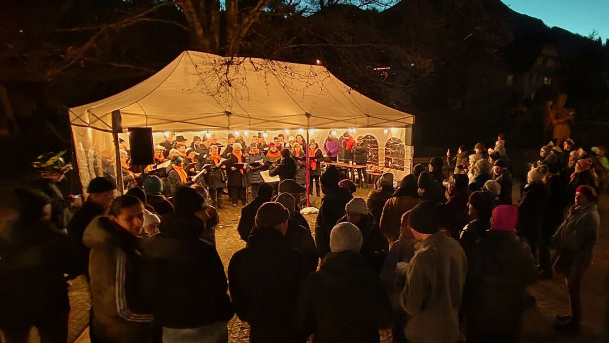 Der Männer- und Frauenchor ließ unter dem hell leuchtenden Christbaum weihnachtliche Melodien erklingen. ⇒HE