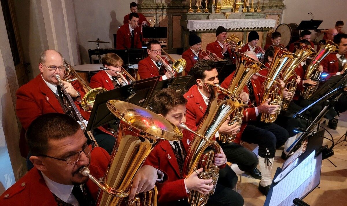 Der Musiverein Lochau spielt zum Advent auf.⇒BMS