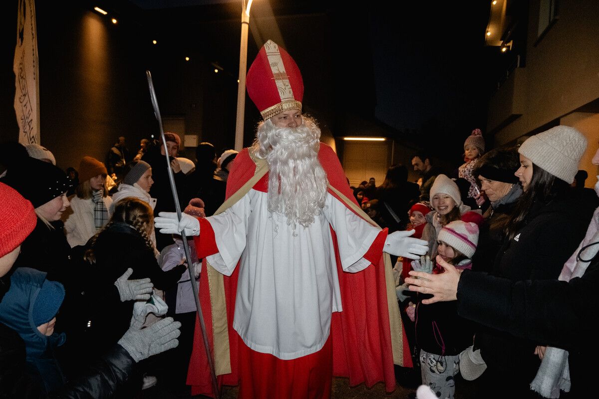 Der Nikolaus begrüßte die Besucher und verteilte Klosasäckle.⇒verein