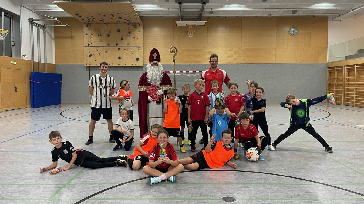 Der Nikolaus überraschte die U7, U8 und U9 des FC Nüziders mit Säckchen und Freude. Danke an Sponsor Wolfgang Seeberger von roadfun.at.⇒ FC Nüziders