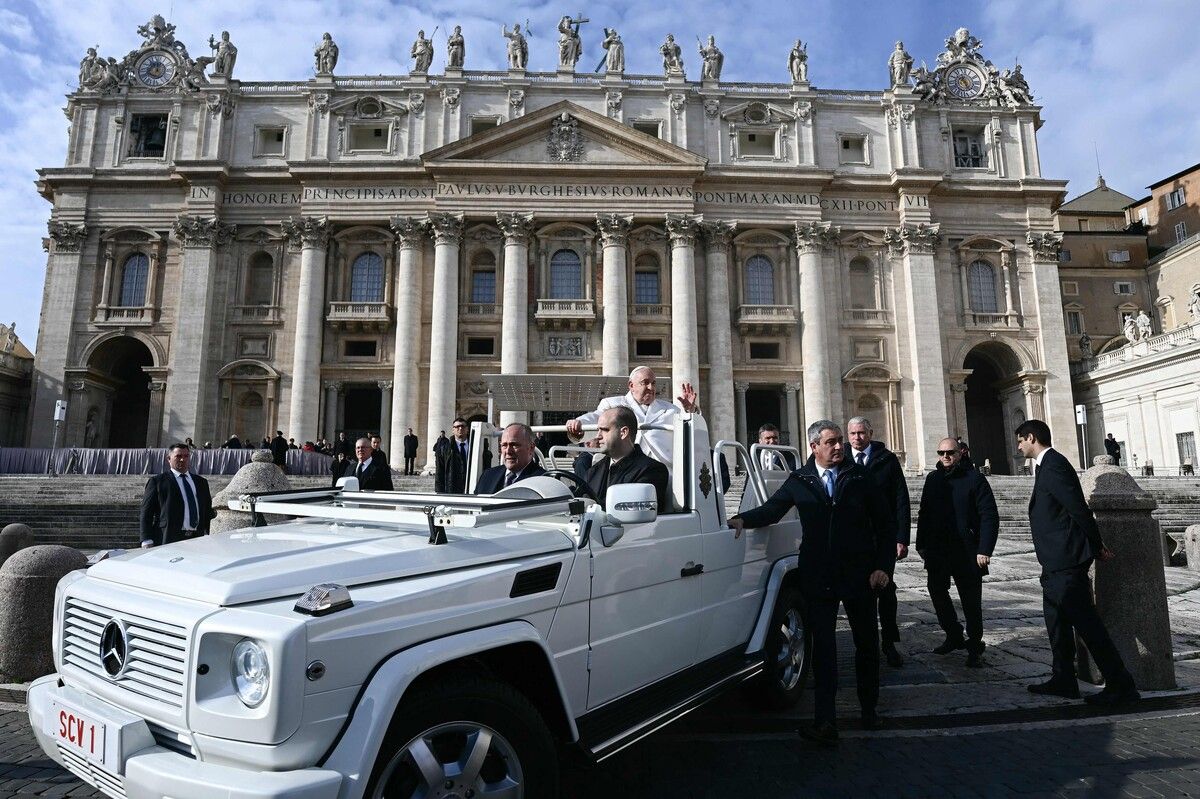 Der Papst fährt einmal wöchentlich mit seinem Papamobil über den Petersplatz.⇒AFP