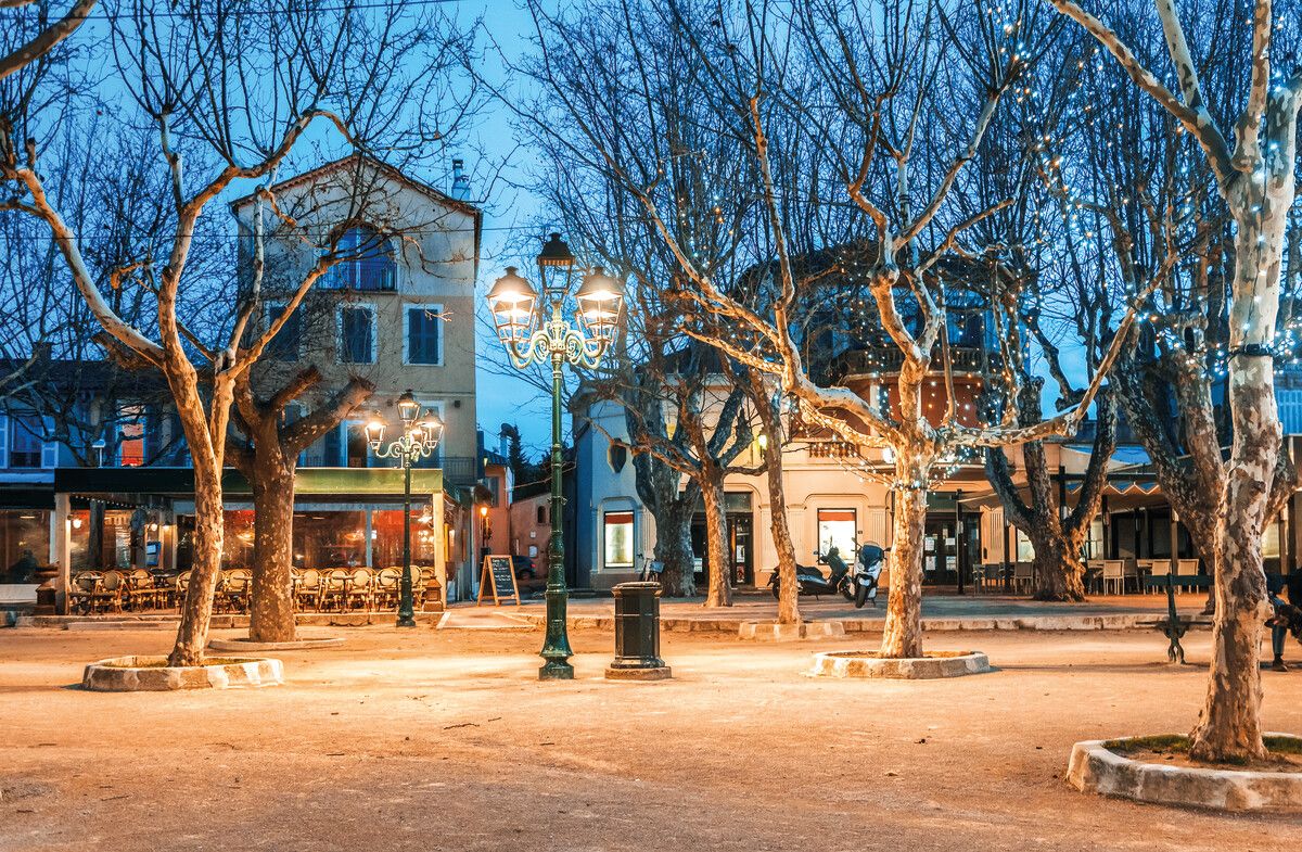 Der Place des Lices ist in der Weihnachtszeit mit Lichtern dekoriert. Boule wird hier auch im Winter gespielt. Shutterstock
