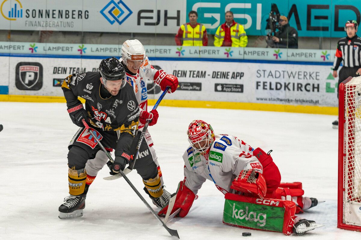 Der Puck will bei den Pioneers einfach nicht ins Tor. Hier scheitert Kevin Macierzynski am KAC-Goalie Sebastian Dahm.⇒stiplovsek