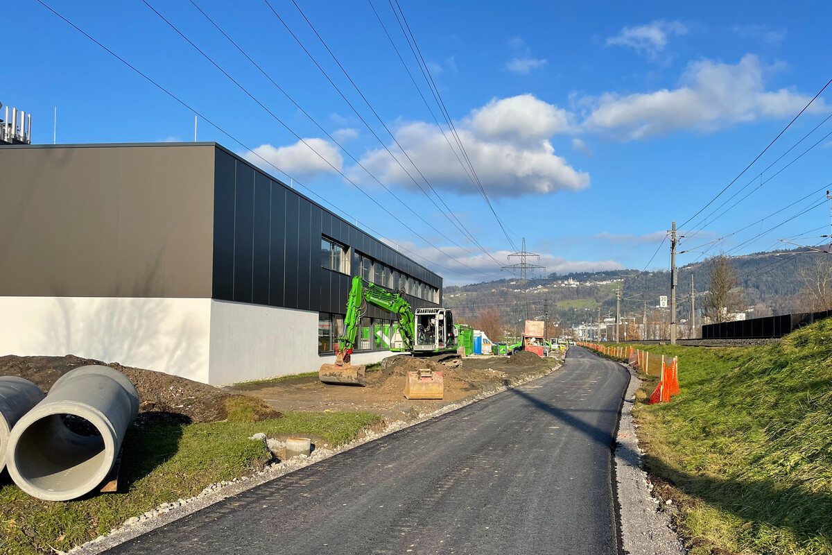 Der Radweg zwischen Betriebsgebiet Nord und Bahndamm ist im Werden.⇒Stadt