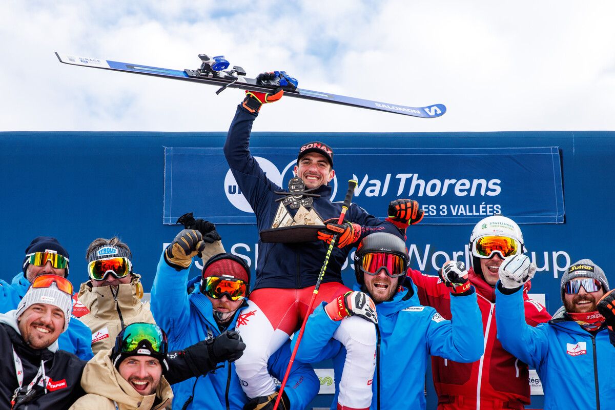 Der Salzburger Adam Kappacher wird von seinen Teamkollegen gefeiert.⇒GEPA