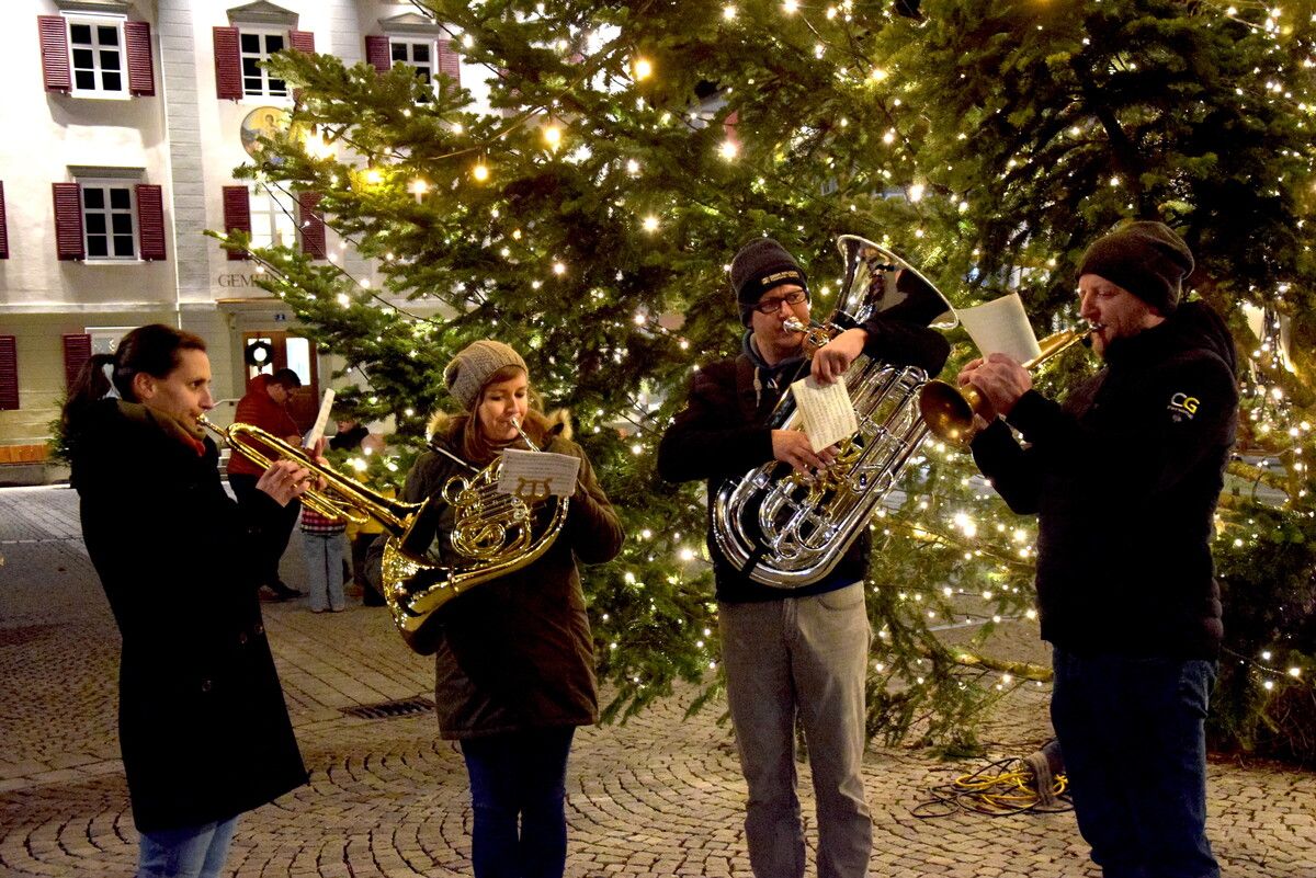 Der Schrunser Weihnachtsmarkt wurde vom Musikensemble 5-Kant-Brass eröffnet. ⇒SCO