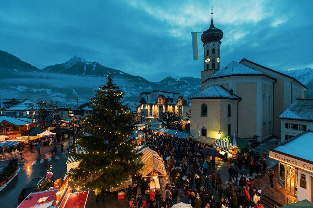 Der Silbrige Sunntig findet am Kirchplatz in Schruns statt. ⇒WIMO