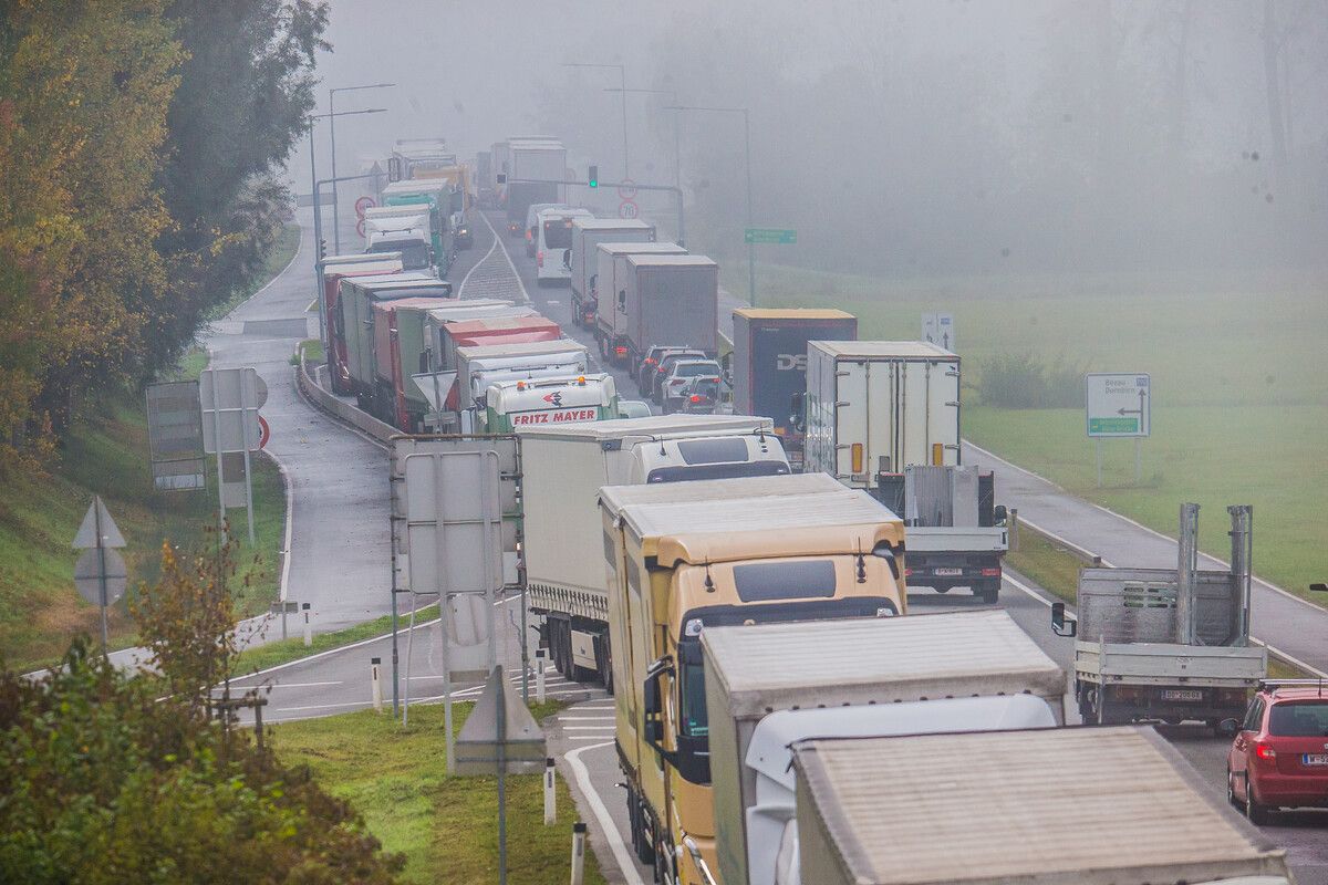 Der Stau-Hotspot rund um den Güterbahnhof in Wolfurt strapaziert immer wieder die Geduld der Autofahrer. ⇒VN/steurer
