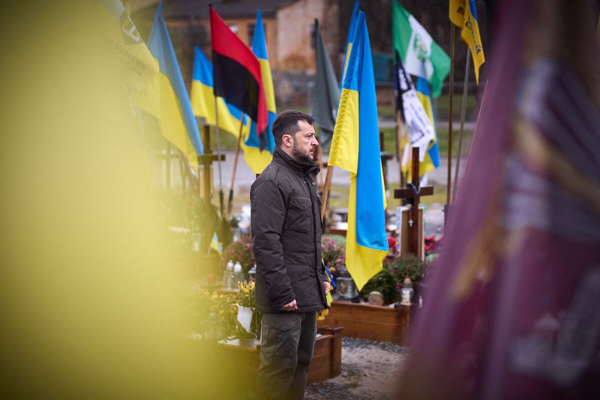Der ukrainische Präsident Wolodymyr Selenskyj besuchte am Dienstag Gräber gefallener Soldaten in Lwiw.⇒AFP