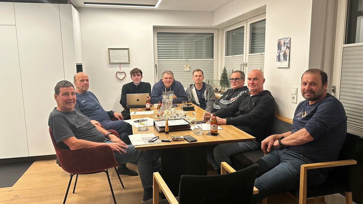Der Verein steht vor dem Nichts – am Montagabend traf sich der Vorstand zu einer Notfallsitzung bei Präsident Gerhard Ritter daheim, Clubheim gibt es ja keines mehr. ⇒Verein