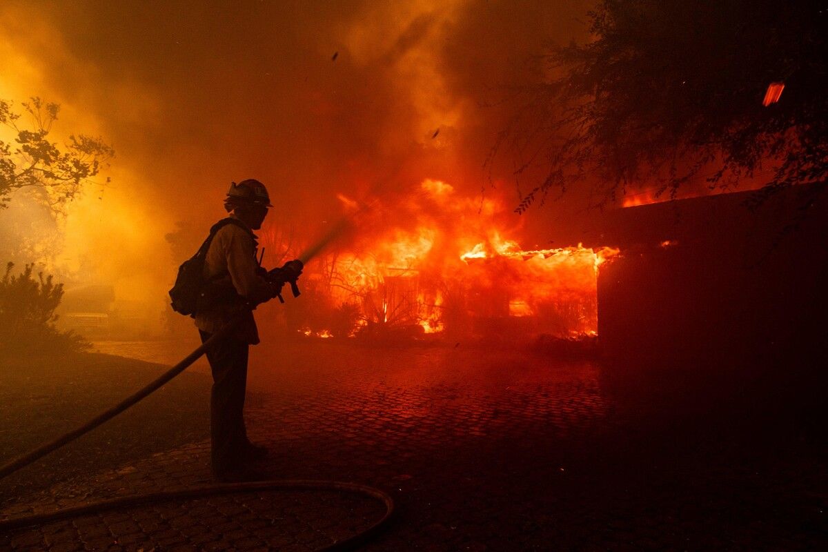 Der Waldbrand wird durch starke Santa-Ana-Winde weiter angefacht. ⇒afp