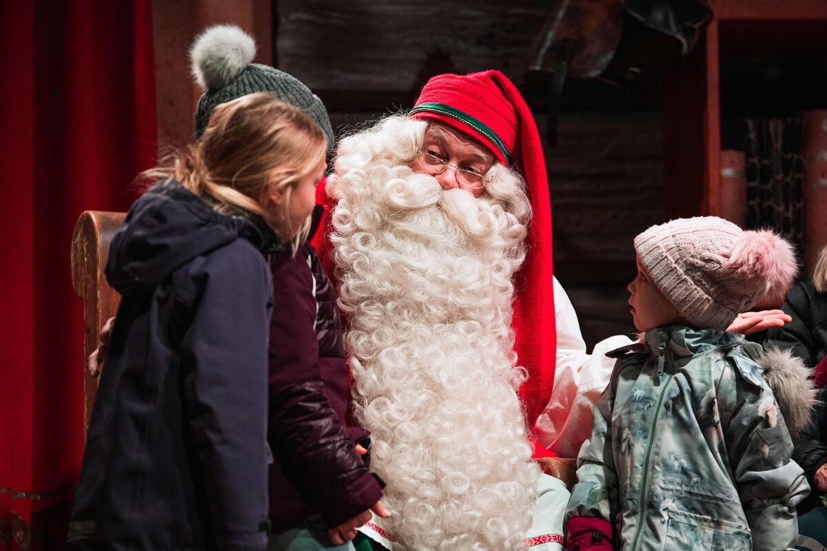 Der Weihnachtsmann lockt jährlich Hunderttausende Besucher nach Rovaniemi. ⇒AFP