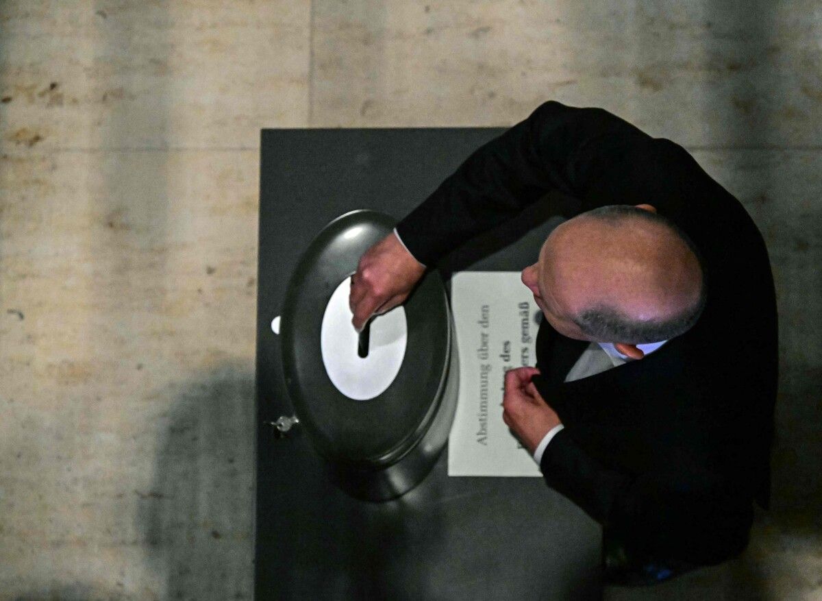 Deutschlands Bundeskanzler Olaf Scholz hat am Montag die Vertrauensabstimmung im Deutschen Bundestag verloren. ⇒AFP