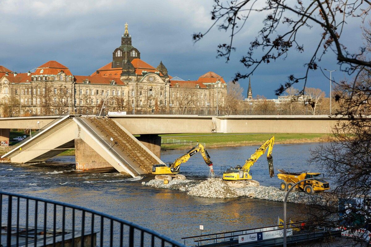 Die Aufräumarbeiten an der teilweise eingestürzten Carolabrücke im Dresdner Stadtzentrum gehen nach kurzer Unterbrechung weiter. afp