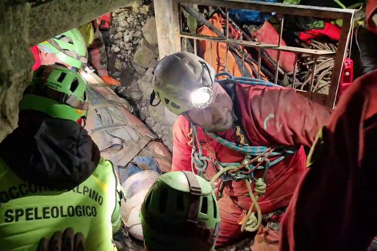 Die Bergung der verletzten Forscherin gestaltete sich schwierig. ⇒ AFP