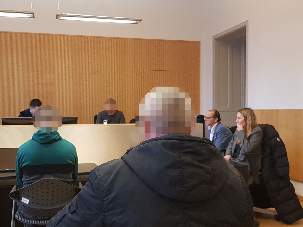 Die Betrüger mussten sich am Montag vor Gericht verantworten. ⇒EC