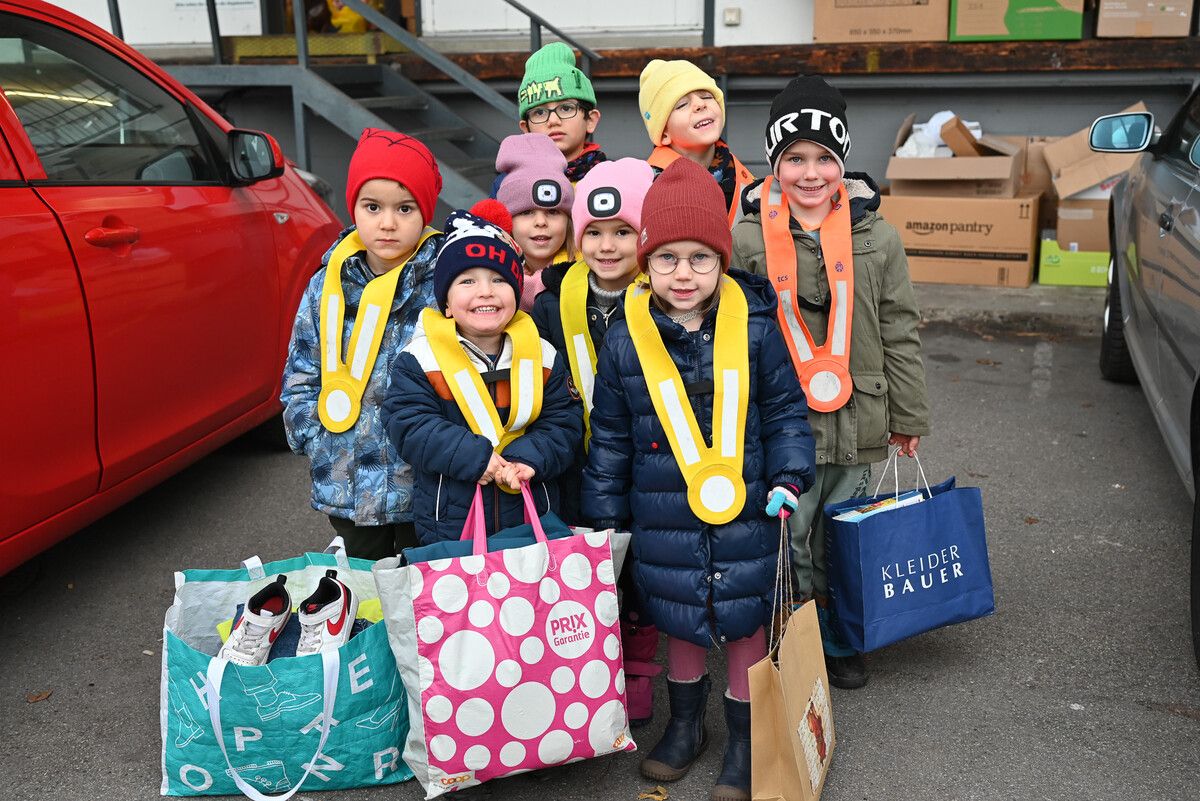 Die blaue Gruppe vom Brändle-Kindergarten sammelte Spielsachen und Kleidungsstücke, die sie dem „Postfach für jeden” überreichten.