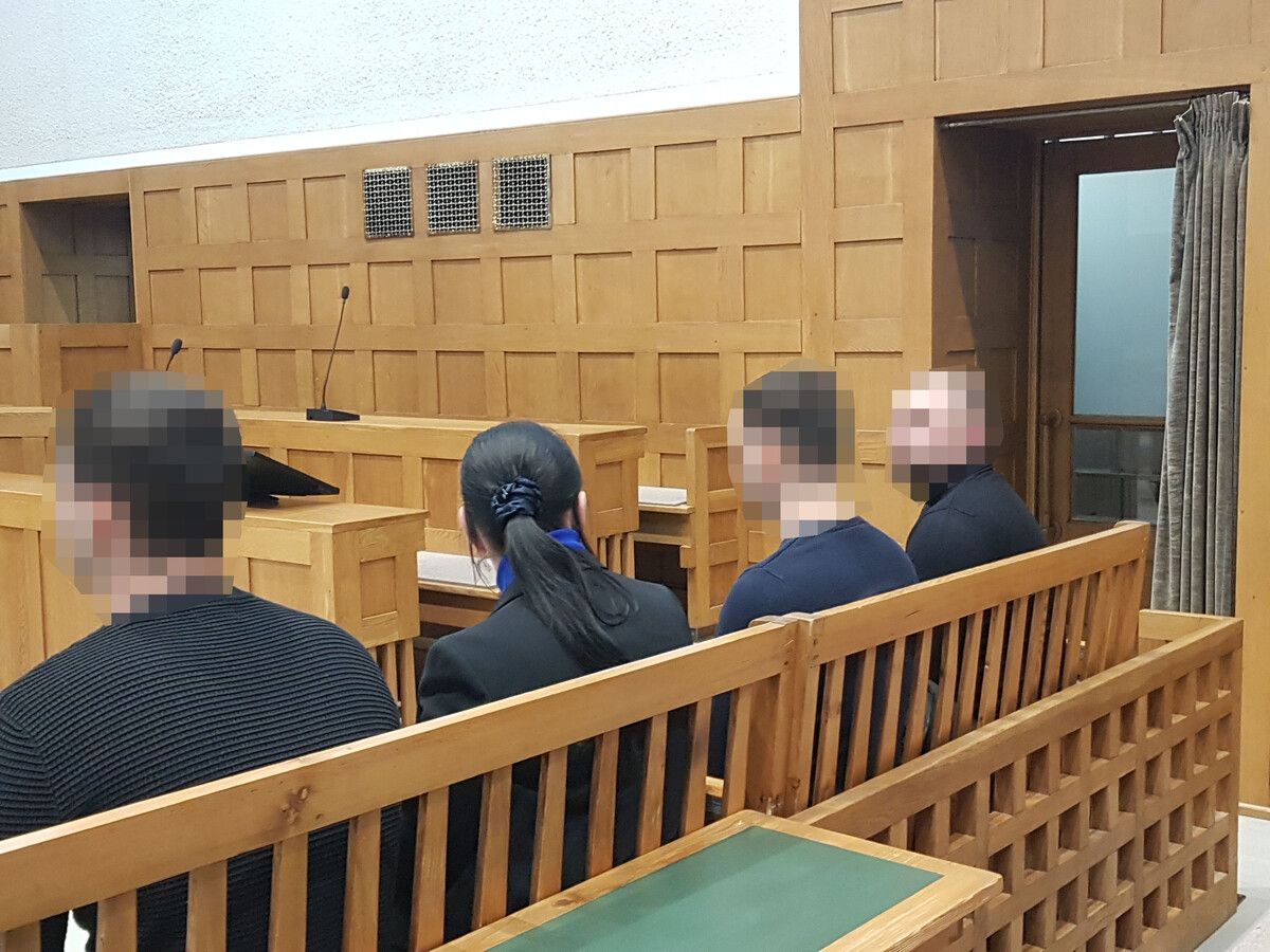 Die drei rumänischen Hehler auf der Anklagebank, in der Mitte Dolmetscherin Eva Nagy. ⇒EC