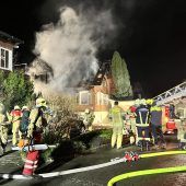 Junge Familie nach Hausbrand vor dem Nichts