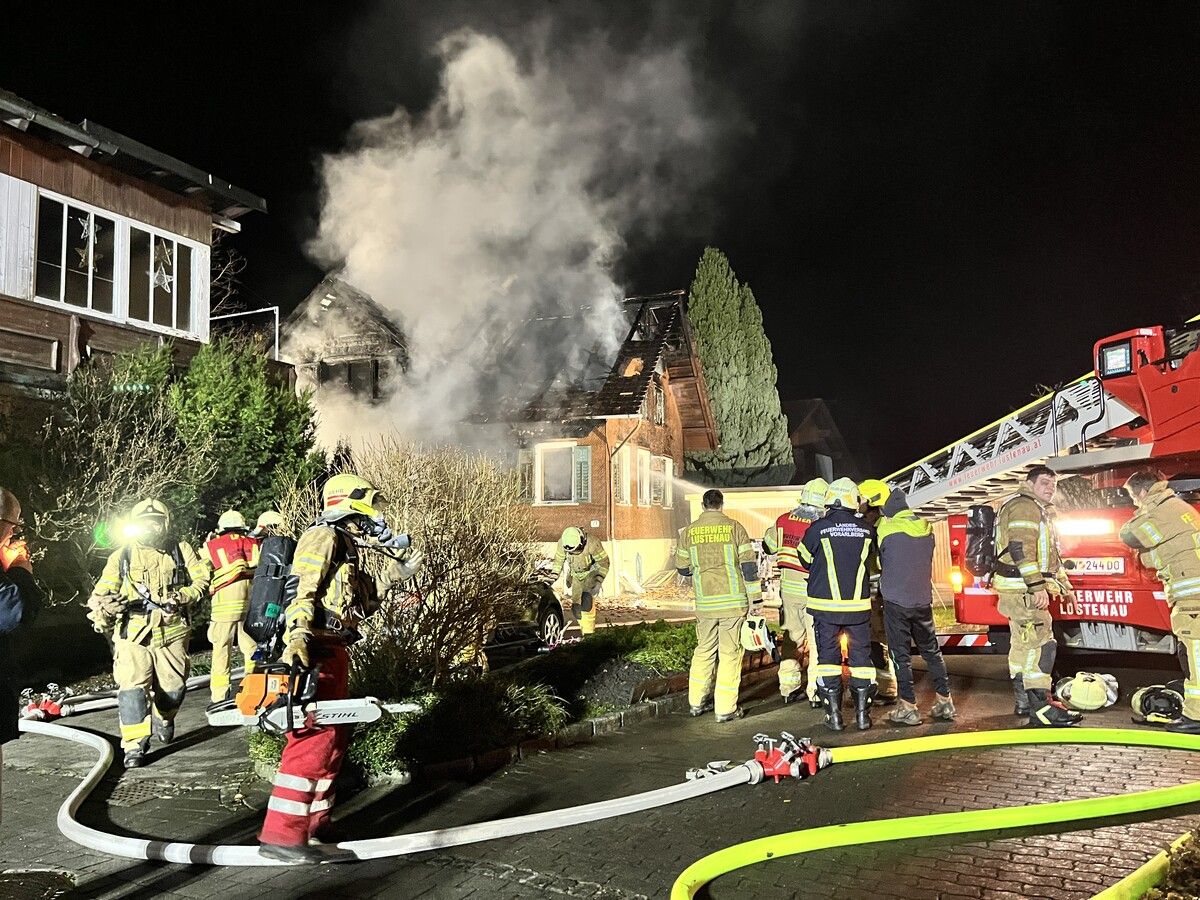 Die Feuerwehr konnte das Haus trotz eines Großaufgebots nicht retten. VOL, VN